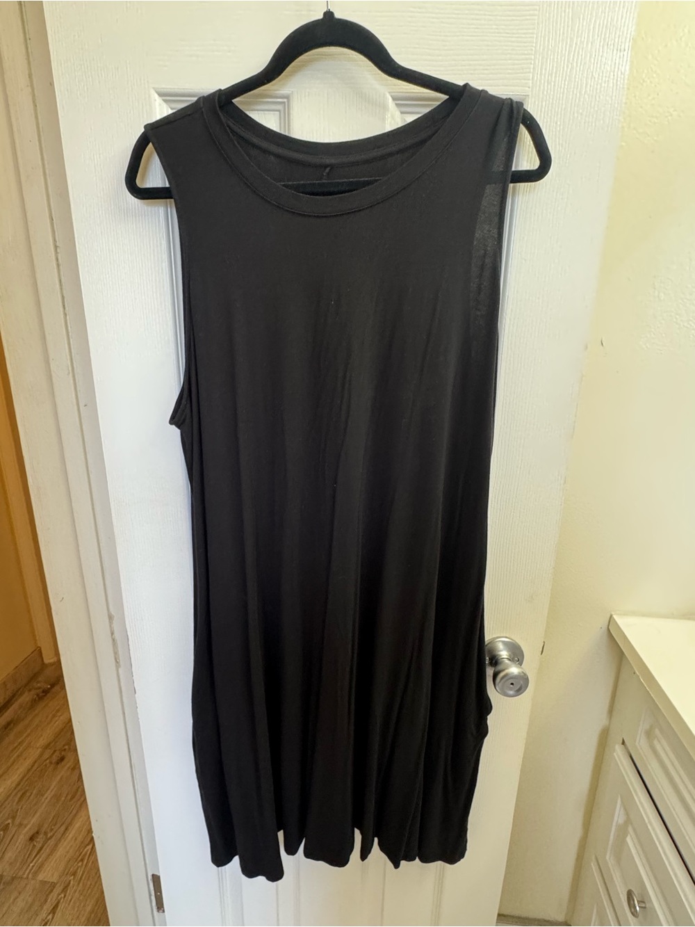 Time and Tru Black Sleeveless Tunic Tank
